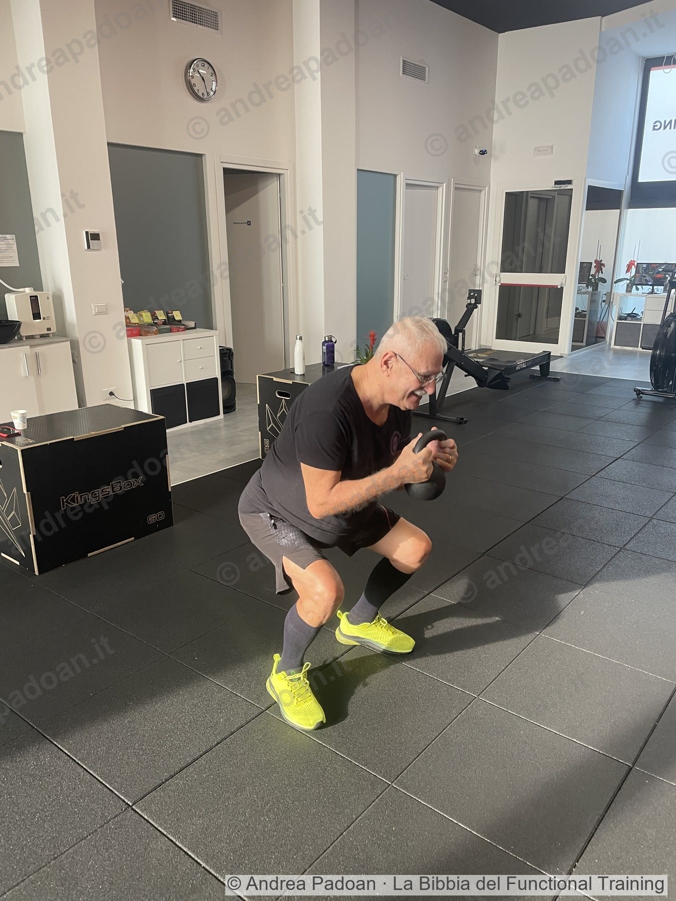 Cliente over 60 in goblet squat con kettlebell
