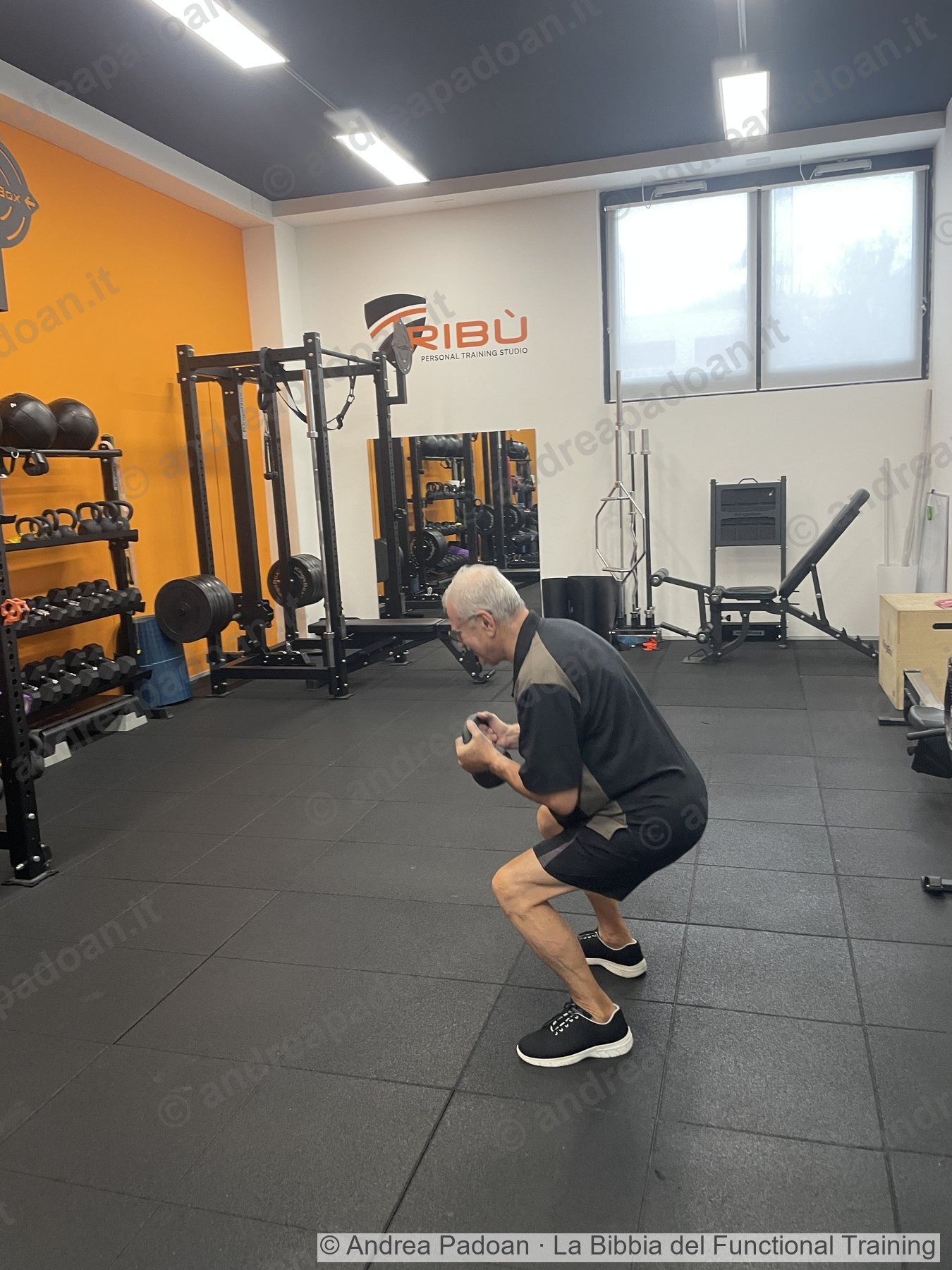 Goblet squat visto di lato